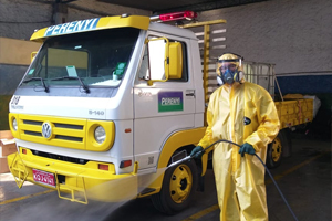 Caminhão Sanitizador com bomba de aspersão